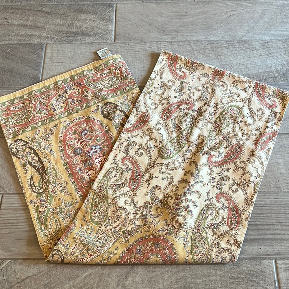 Beautiful Pottery Barn table runner, 18”x108”
